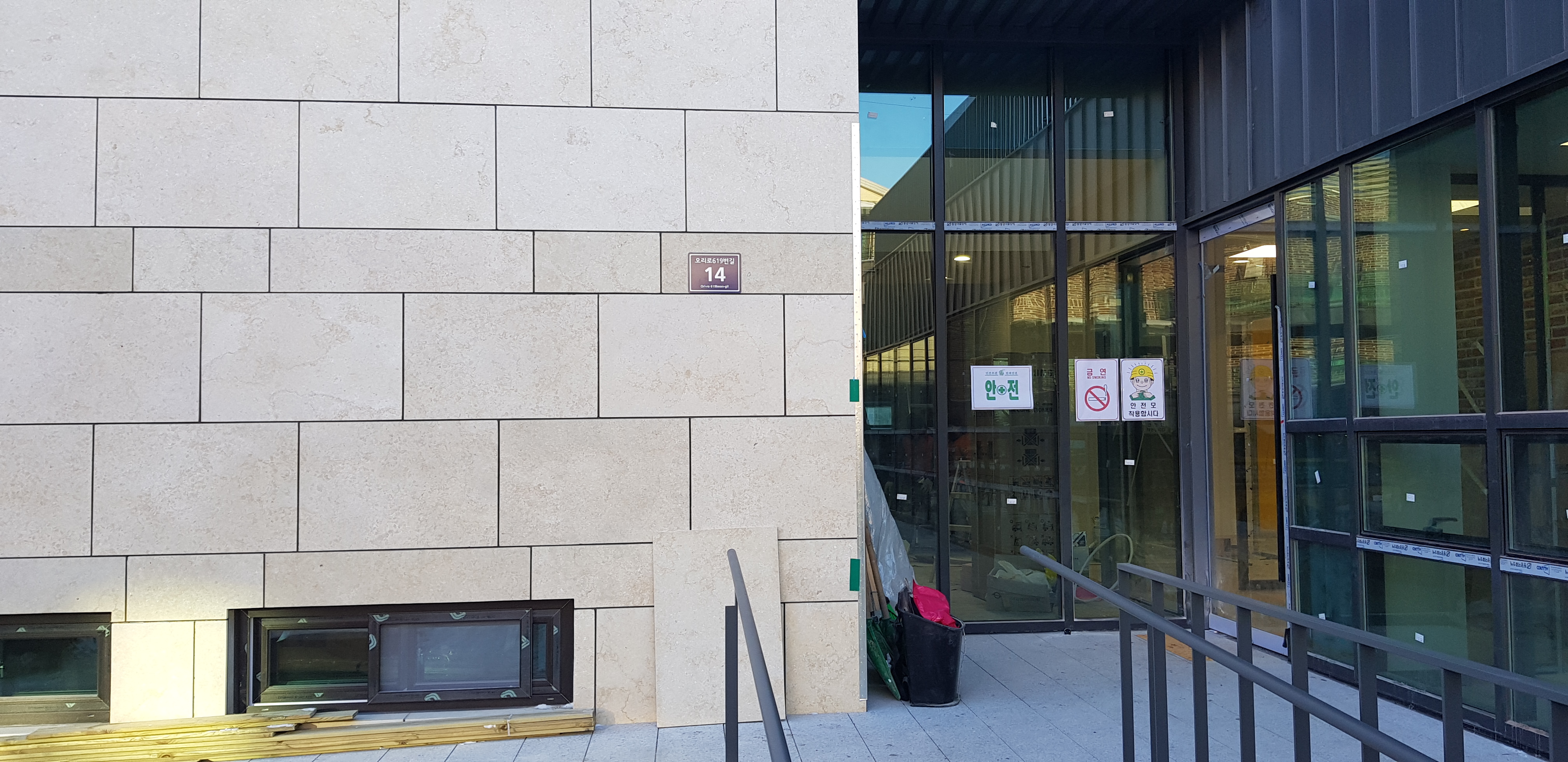 1층 외관 - 라임스톤, 징크판넬, 벽돌 마감