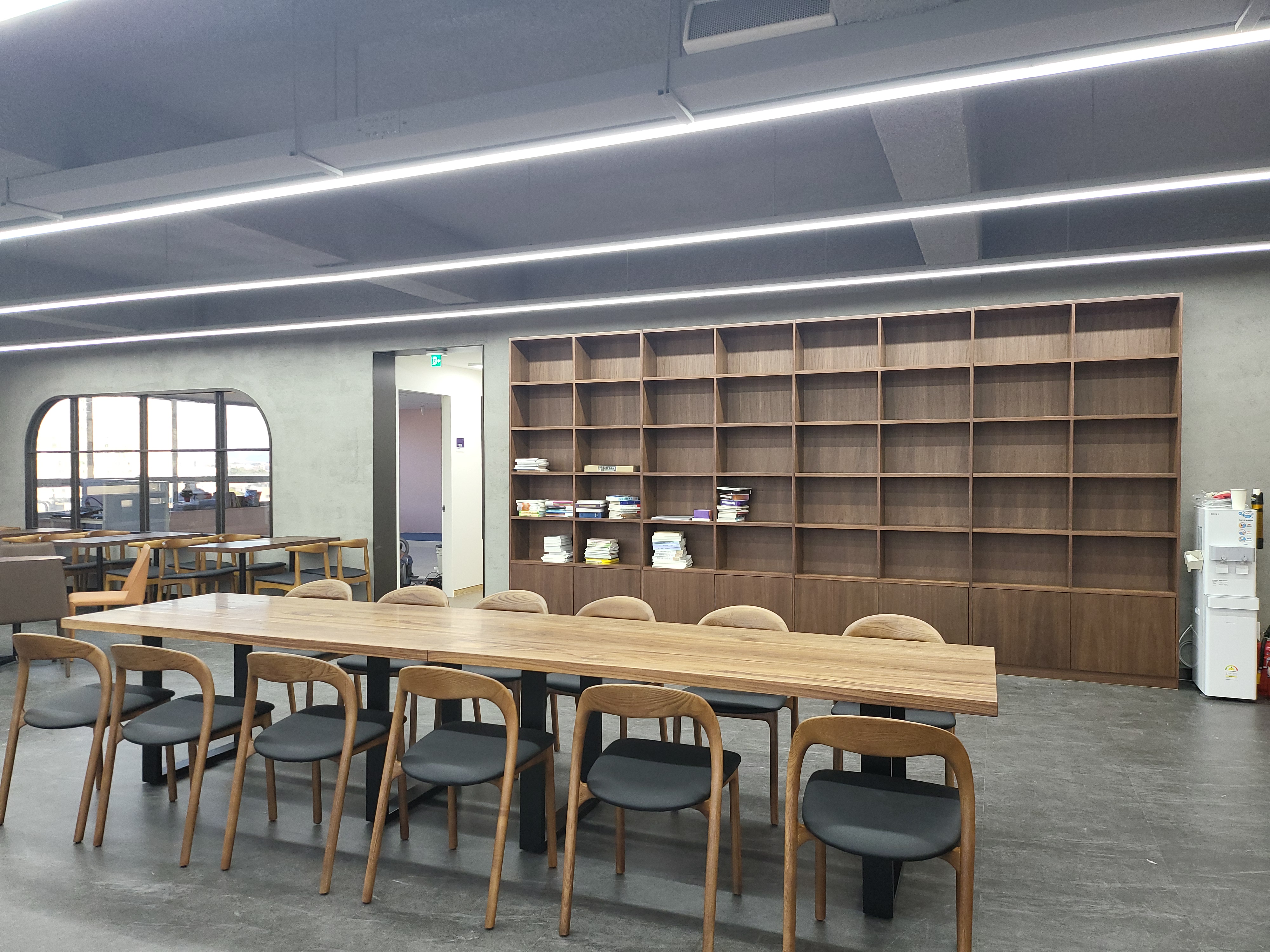 오이코스 벽면과 아치형 창문, 북카페 벽장