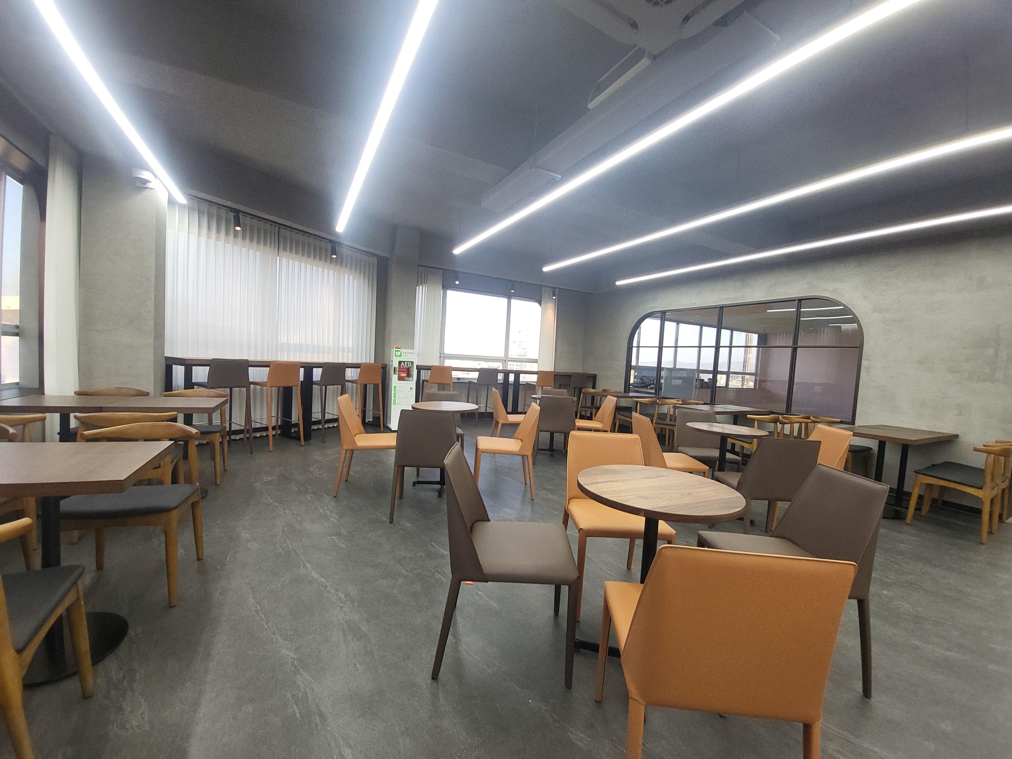 노출천장과 아치 창문이 만들어내는 카페 분위기