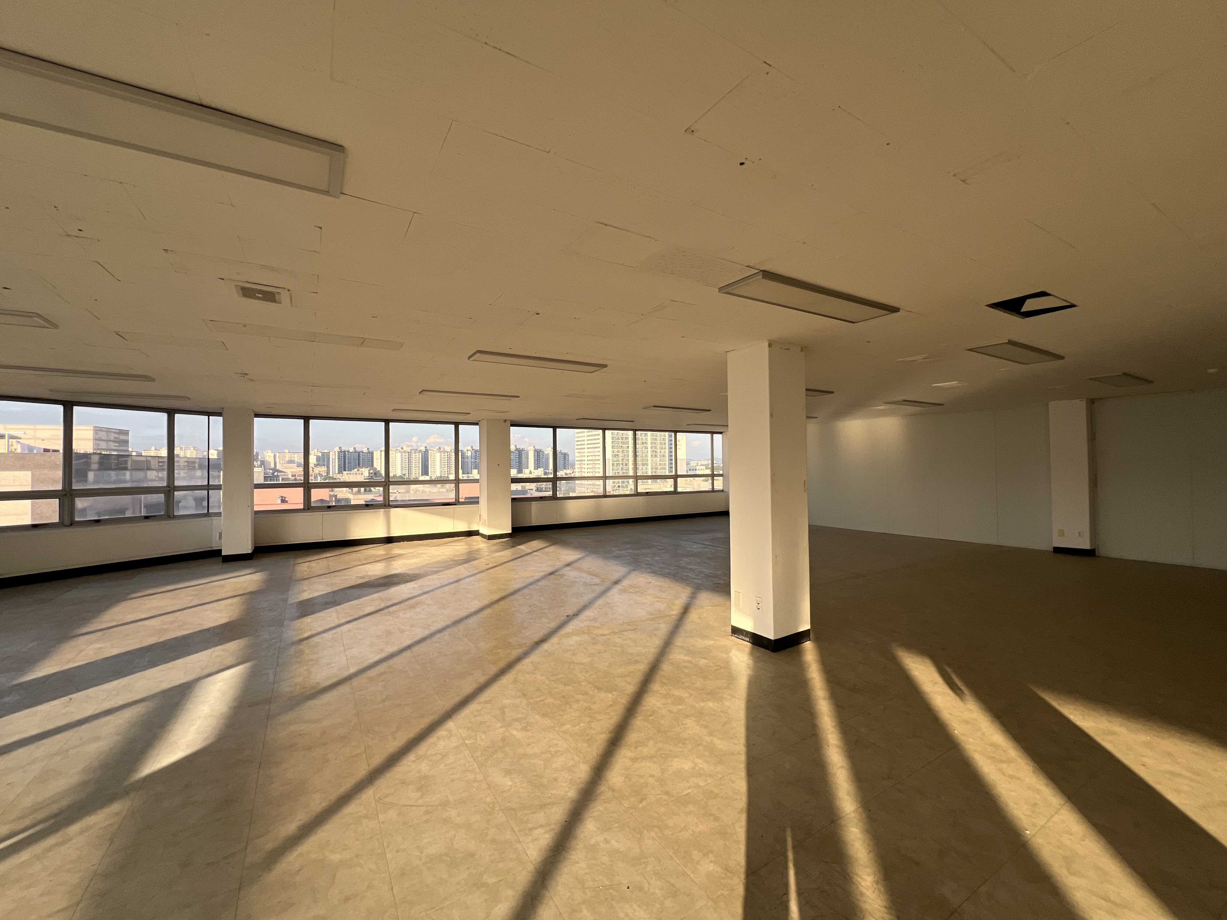 시공 전 - 넓은 사무실 공간과 낮은 천장