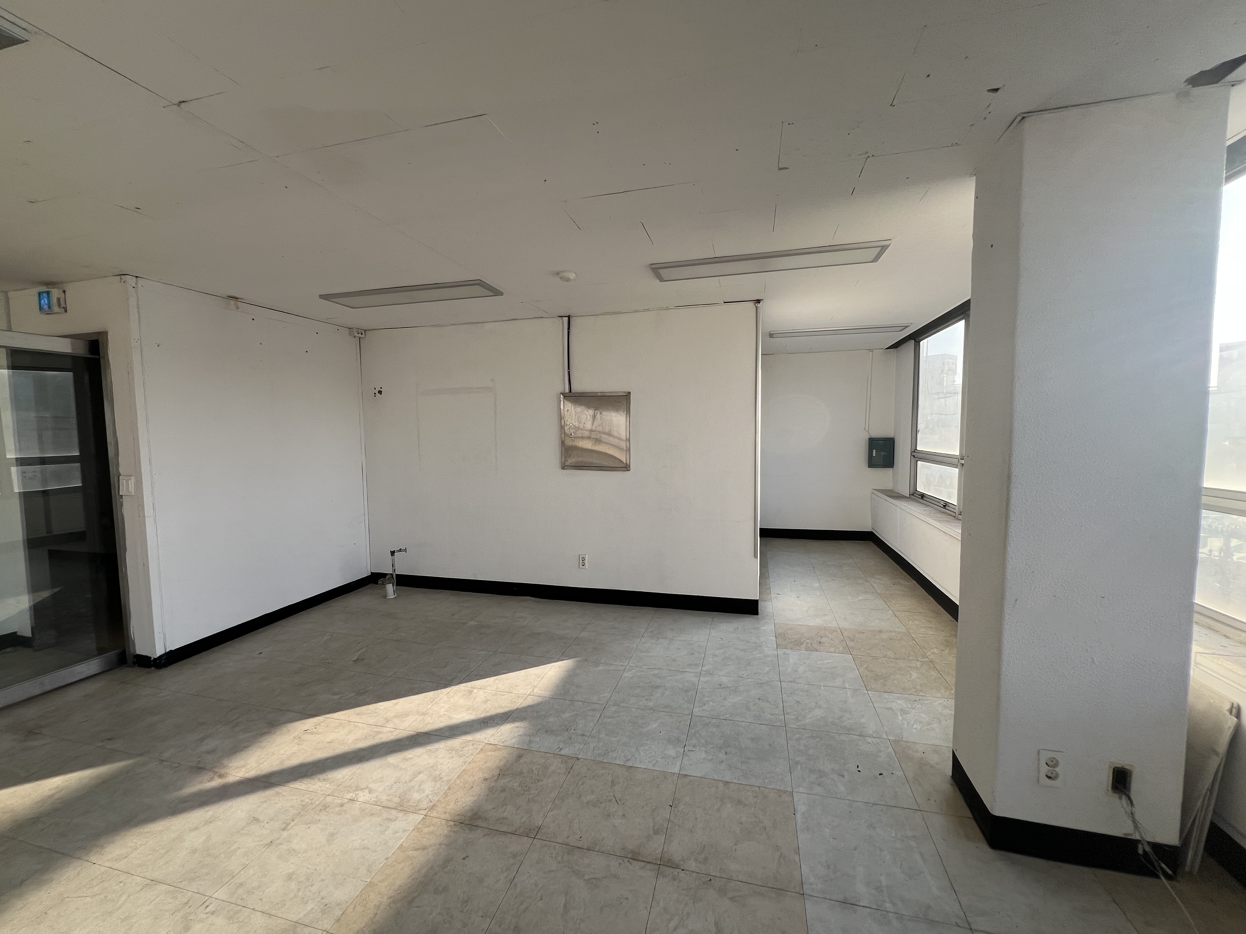 시공 전 - 칸막이 벽체와 오래된 마감재