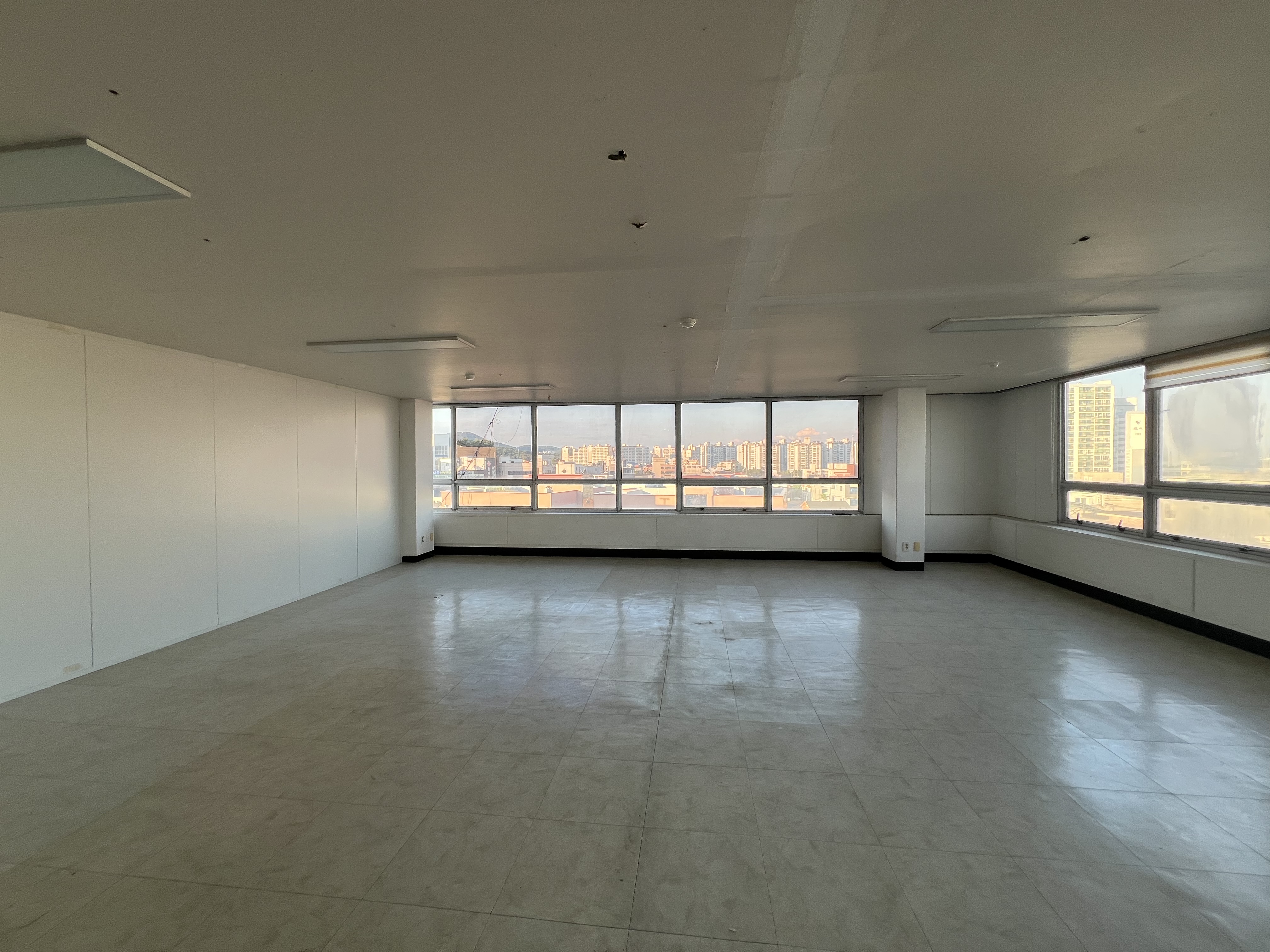 시공 전 - 직선형 사무실 창문과 빈 공간