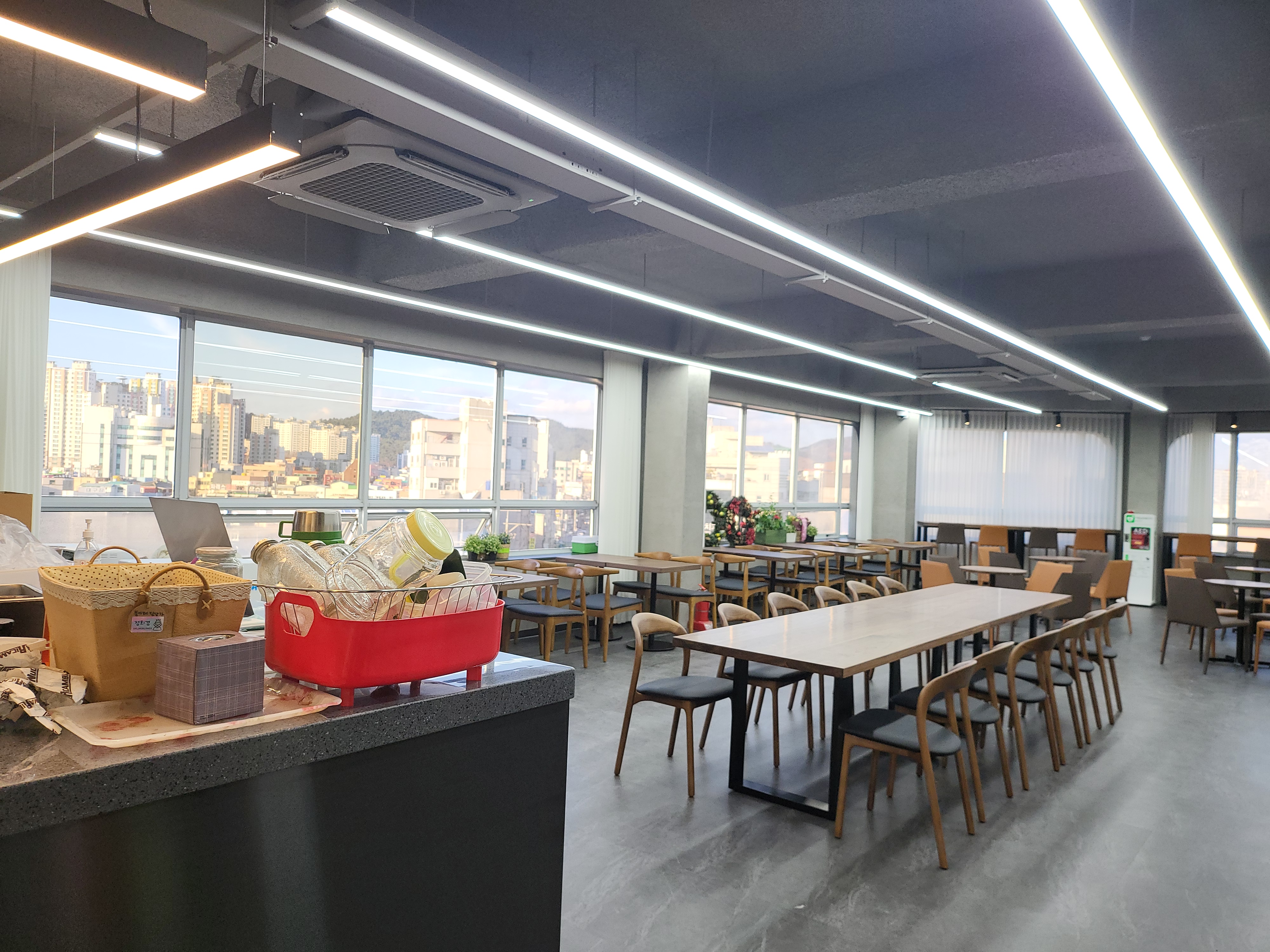 카운터에서 바라본 카페 홀 전경