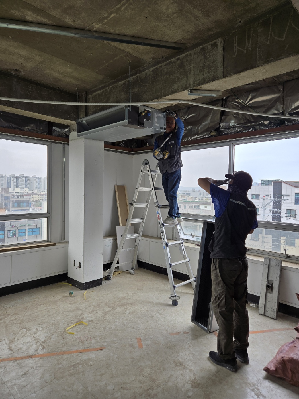 천장 철거 후 노출콘크리트 작업, 설비 배관 설치