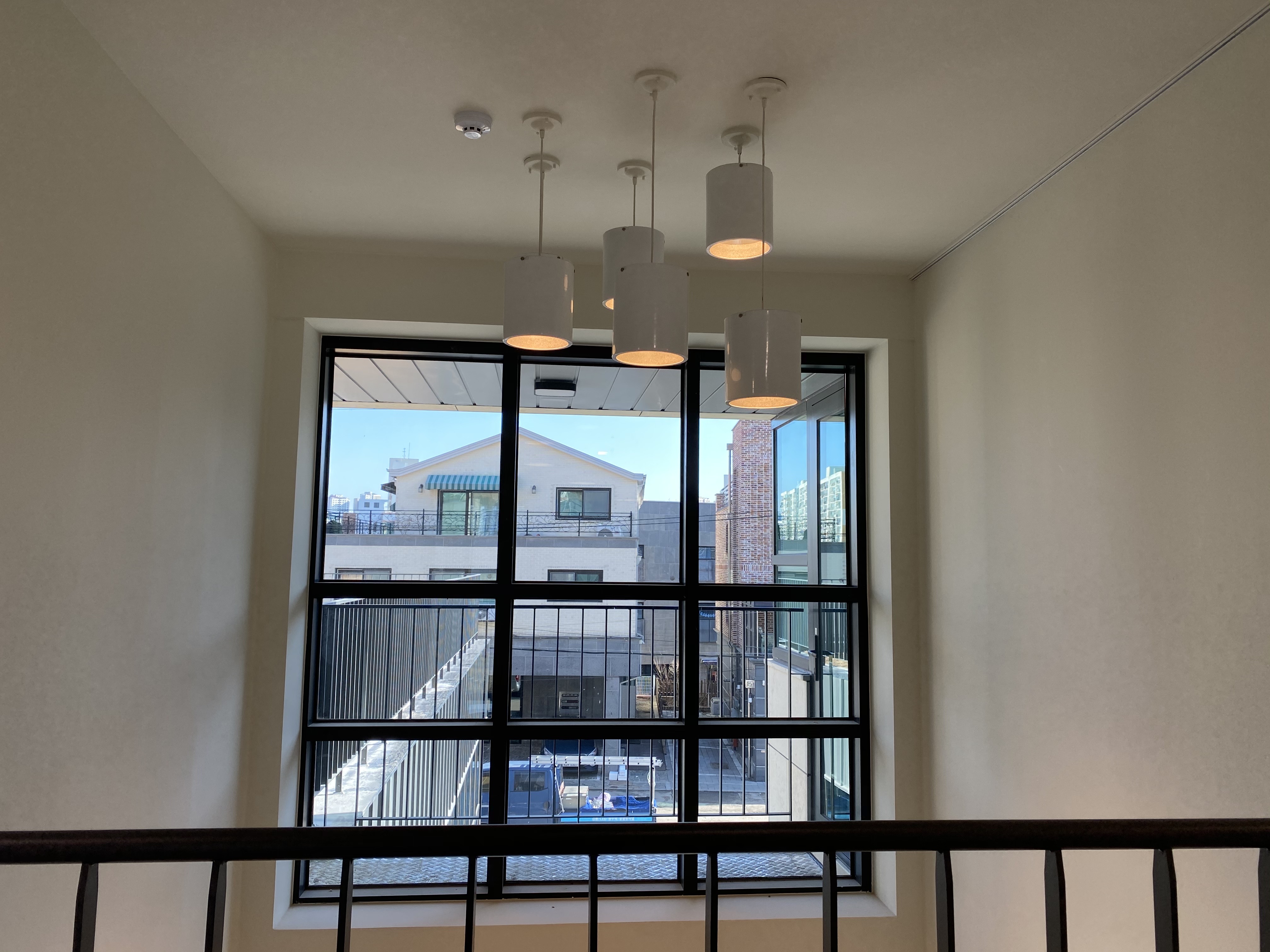 계단실 - 로비 상부 오픈 브릿지