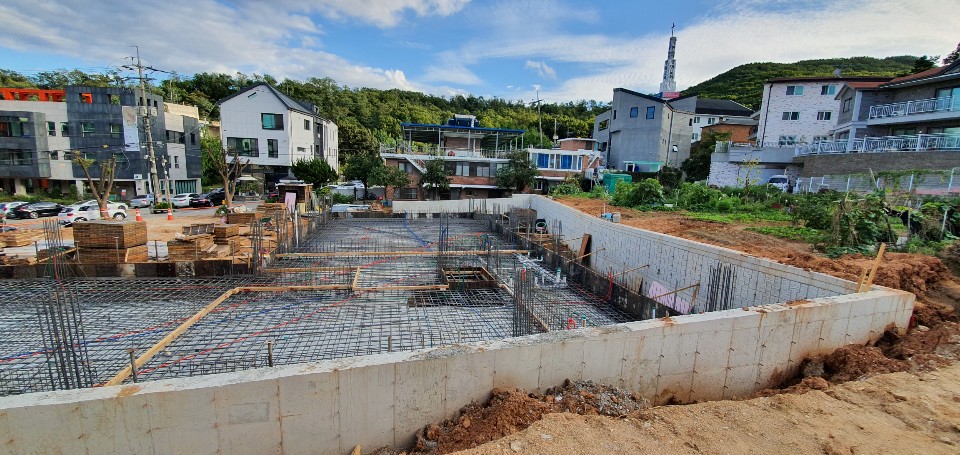 인접대지 옹벽 구축 후 바닥기초판 타설