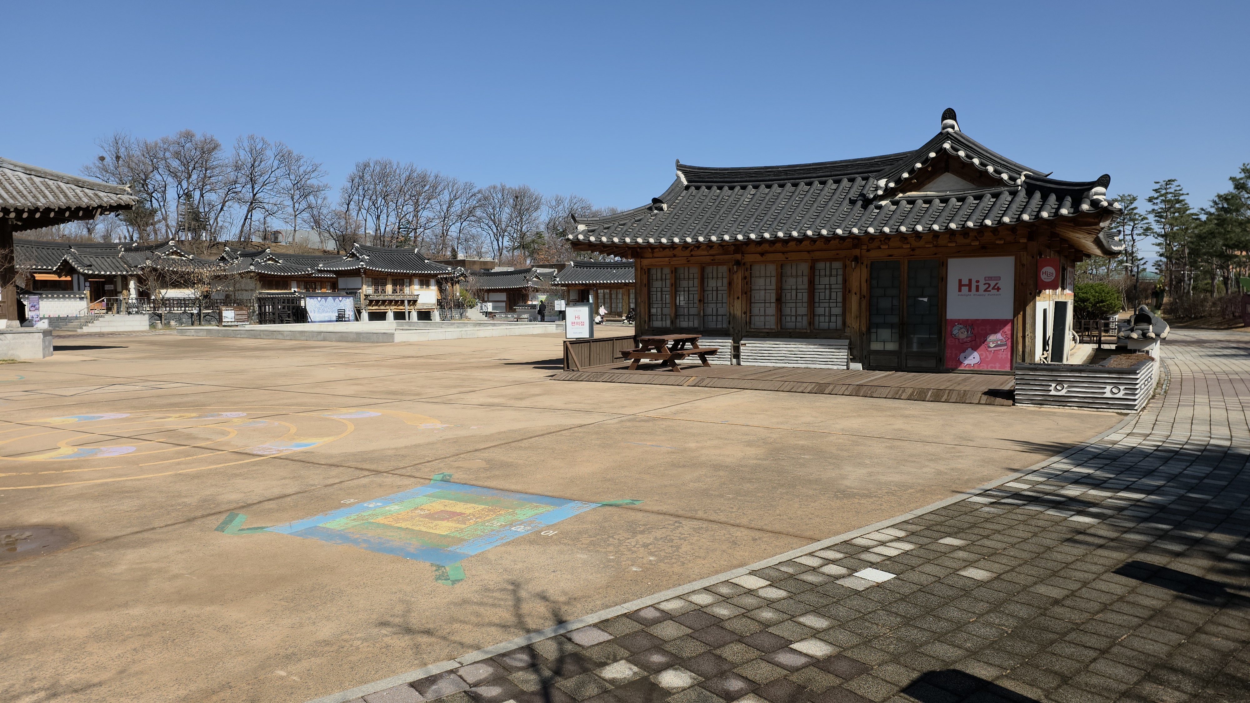 한옥과 아트센터의 대비