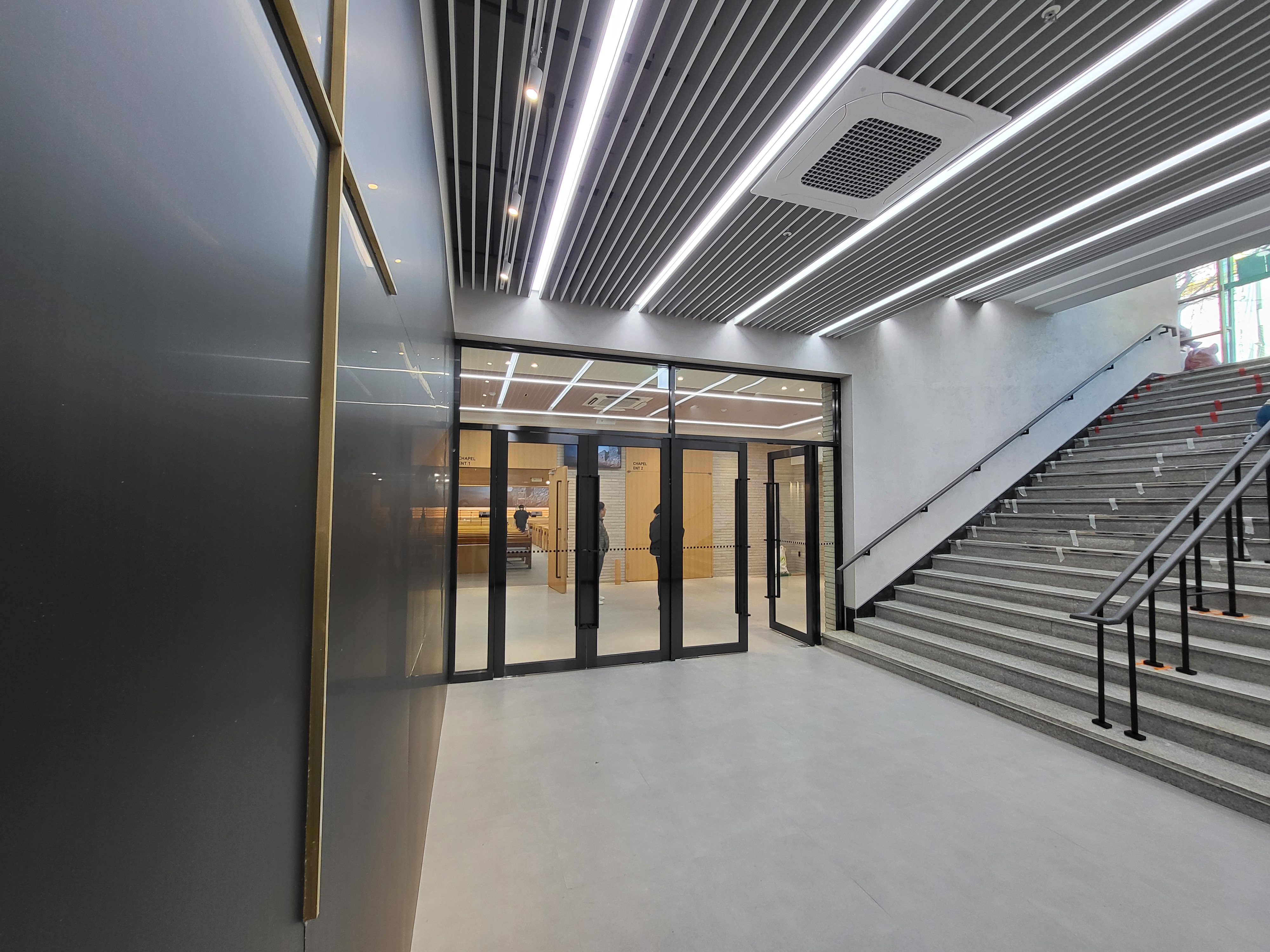 지하본당입구 방풍실 - 블랙스텐프레임+강화유리도어