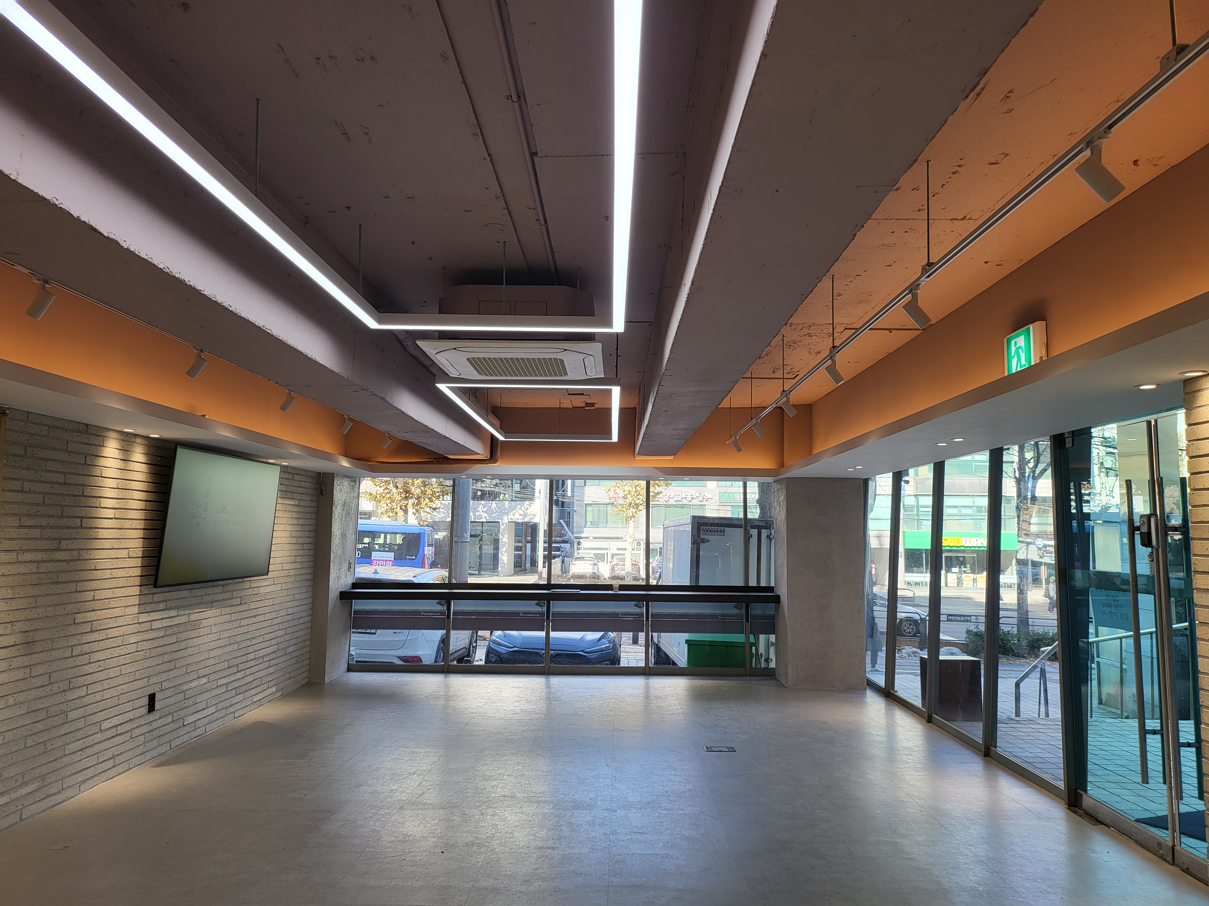 지하1층 로비 - 노출천정 와인버건디 도장