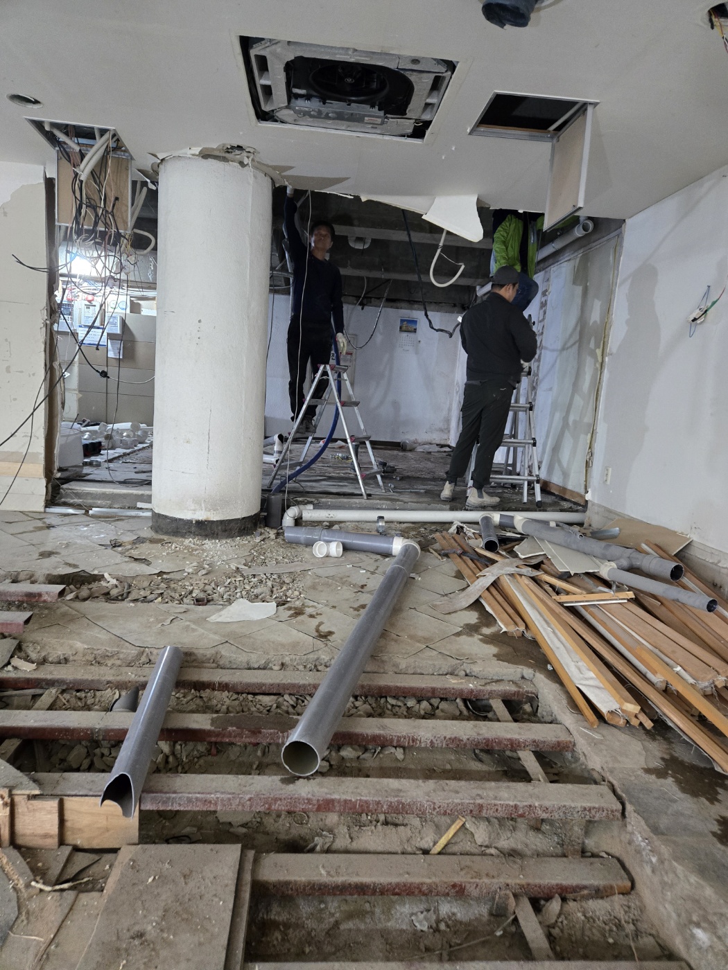 1층 자모실 천정철거 및 오수관 교체